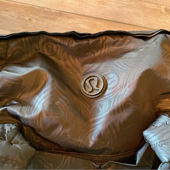 Lululemon Triumph ✨ Peacock Embossed Bag for SV Bay Club - Picture 3 of 9